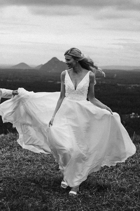 Elegant A-Line V Neck White Chiffon Wedding Dress with Appliques Beautiful