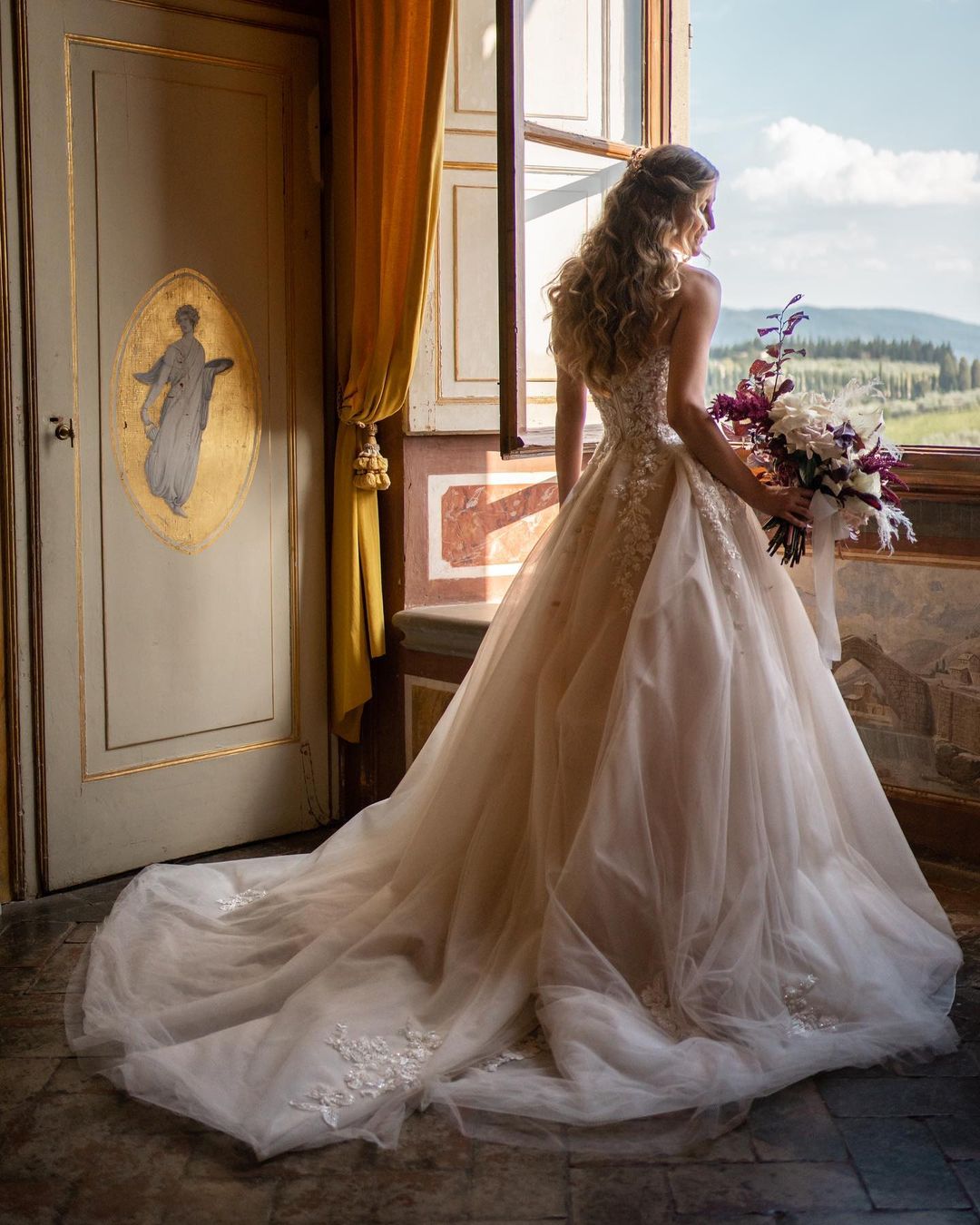 Charming Sweetheart A-Line Wedding Dress with Tulle Floral Lace Backless Train