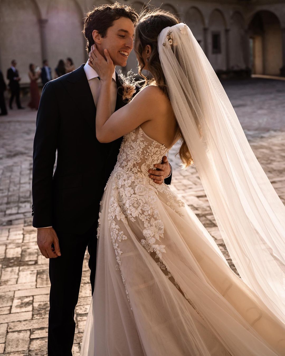 Charming Sweetheart A-Line Wedding Dress with Tulle Floral Lace Backless Train