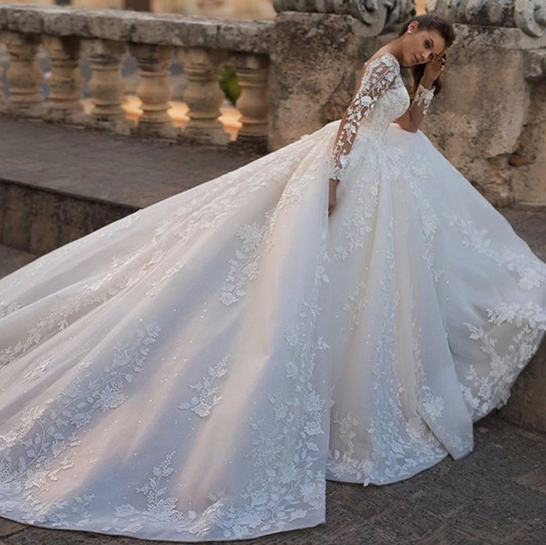 Chic Long Sleeved Princess Sweetheart Wedding Dress with Floral Lace Appliques