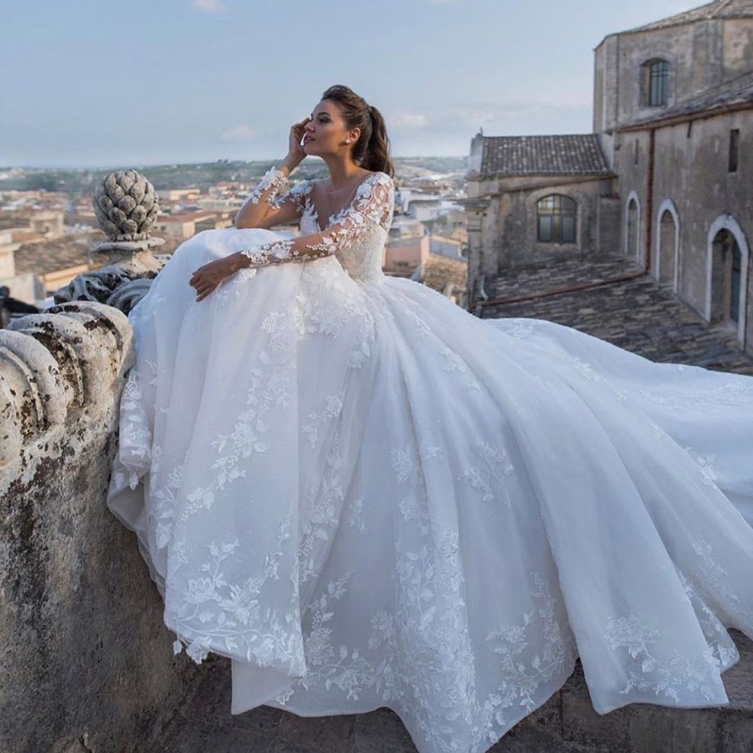 Chic Long Sleeved Princess Sweetheart Wedding Dress with Floral Lace Appliques