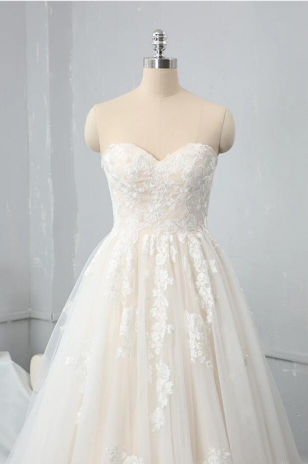 Chic Sweetheart Backless Wedding Dress with Lace Appliques