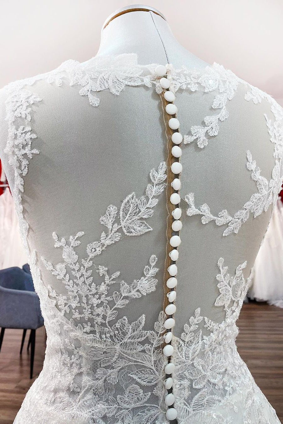 Graceful A-line Jewel Tulle Wedding Dress with Lace Appliques
