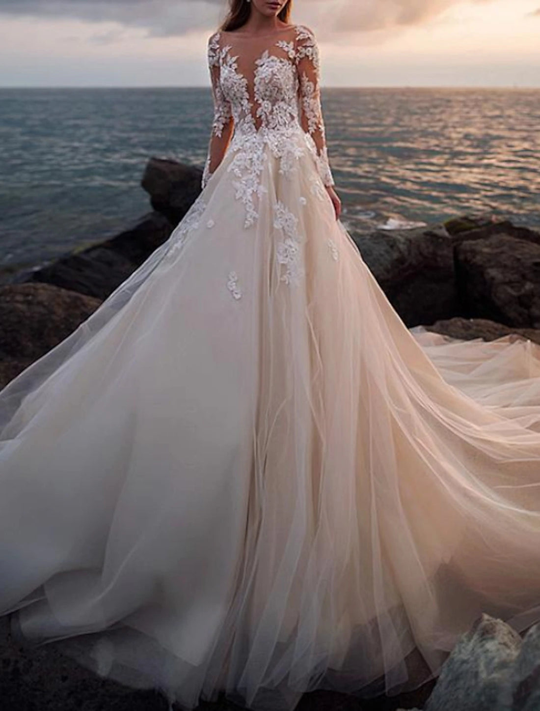 Beach Open Back Wedding Dresses A-Line Illusion Neck Long Sleeve Court Train Lace Bridal Gowns With Appliques Beautiful