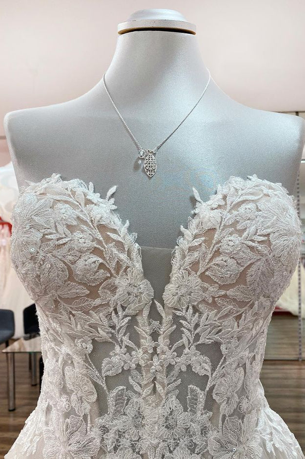 Ivory Tulle A-line Strapless Wedding Dress With Appliques Lace