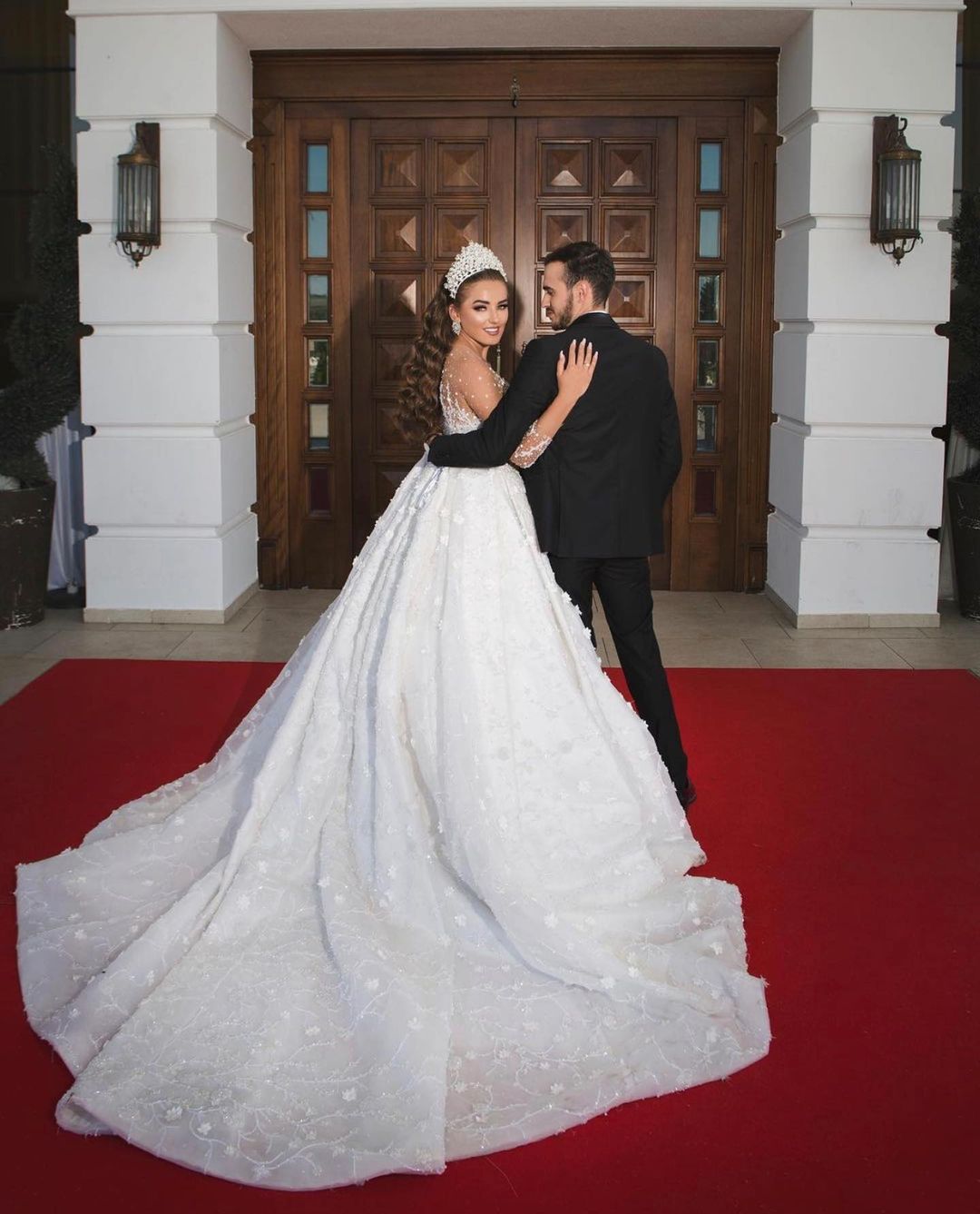 Luxury Long Ball Gown Sweetheart Wedding Dress with Sleeves and Beads