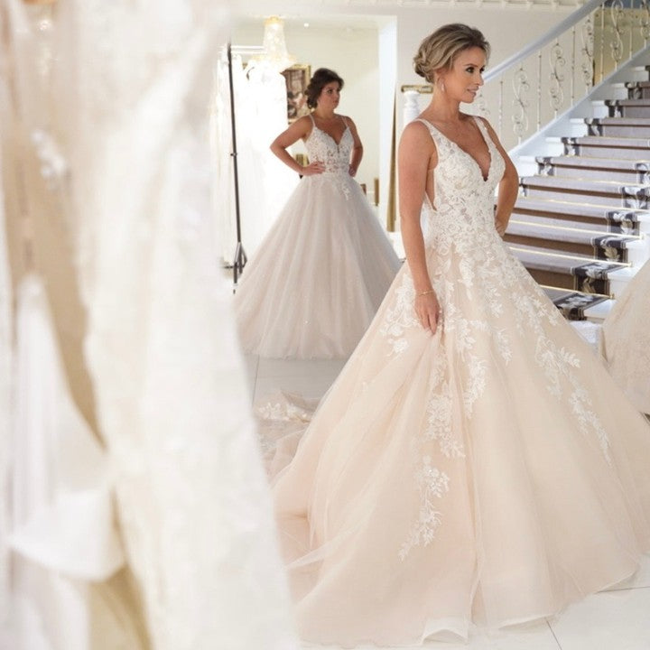 Sexy A-Line Deep V-neck Spaghetti-Straps Floor-length Wedding Dress with Appliques Lace and Backless Design