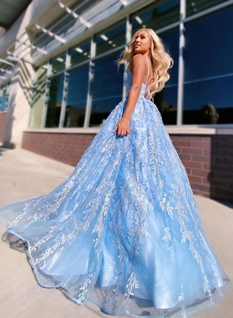 Flowy Ball Gown Light Blue Spaghetti Straps Prom Dresses Lace Appliques Backless Prom Gowns Beautiful