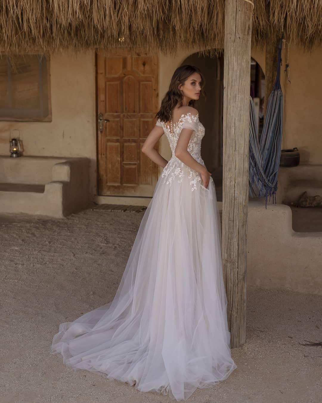 Beautiful Sweetheart Off-the-Shoulder Tulle A-Line Wedding Dress with Appliques Lace and Pockets