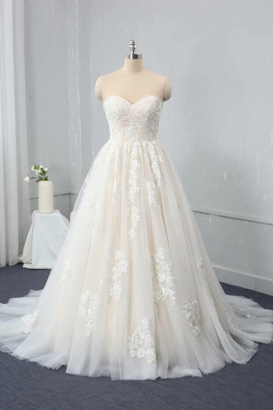 Chic Sweetheart Backless Wedding Dress with Lace Appliques