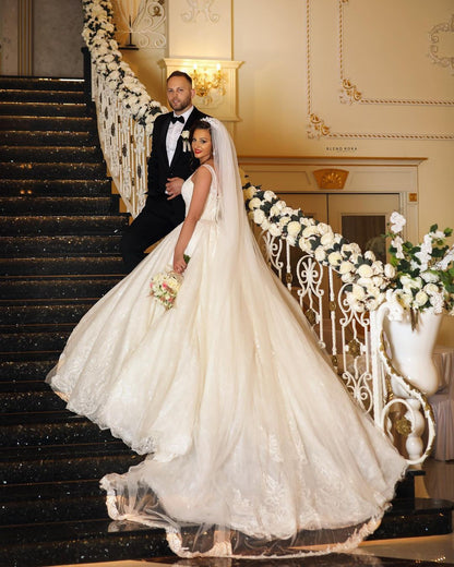 Glamorous V-neck Tulle Wedding Dress with Lace Appliques