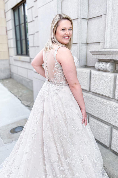 Gorgeous Lace Sweetheart Wedding Dress with Appliques and Wide Straps
