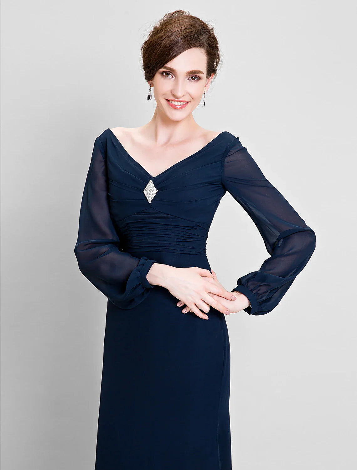 Aimishang Sheath / Column Mother of the Bride Dress Open Back V Neck Floor Length Chiffon Long Sleeve No with Ruched Draping Crystal Brooch
