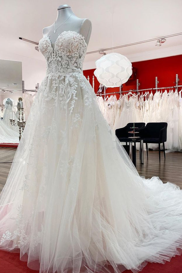 Ivory Tulle A-line Strapless Wedding Dress With Appliques Lace
