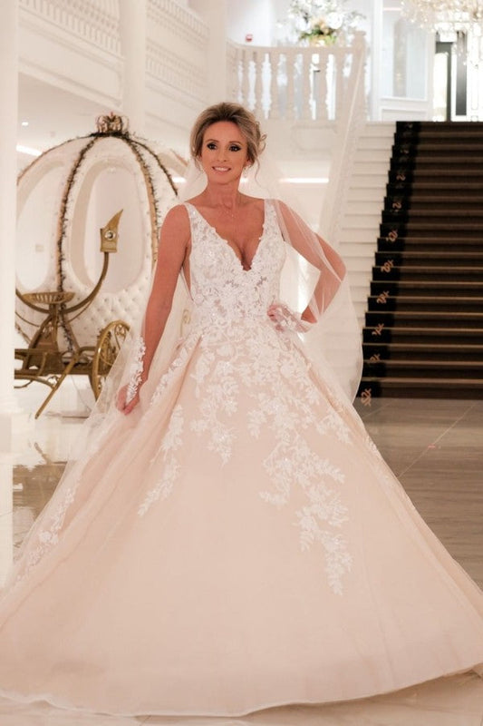 Sexy A-Line Deep V-neck Spaghetti-Straps Floor-length Wedding Dress with Appliques Lace and Backless Design