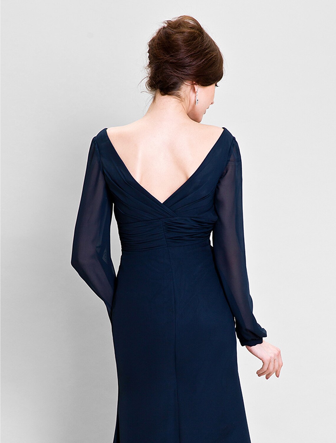 Aimishang Sheath / Column Mother of the Bride Dress Open Back V Neck Floor Length Chiffon Long Sleeve No with Ruched Draping Crystal Brooch